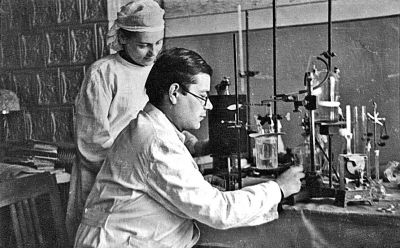 În Laborator - S. Lealikov, asitent la Catedra de farmacologie (1949)