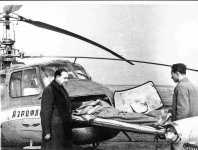 Șeful Spitalului de Boli Infecțioase I. Drobinski ajunge cu elicopterul la chemare (1966)