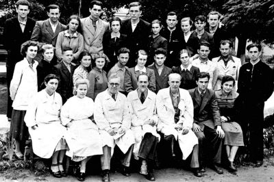 Prof. A. Zubkov (rândul 1, în centru) cu o grupă de studenți din a. 1 (1954)