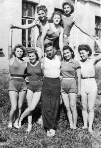Secția de gimnastică sportivă. Antrenor - N. Degteriov. Sus, în mijloc - Anghelina Krivcenkova (1947)