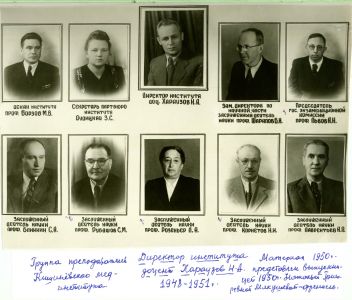 Un grup de profesori ai Institutului de medicină din Chișinău, împreună ci directorul N. Harauzov