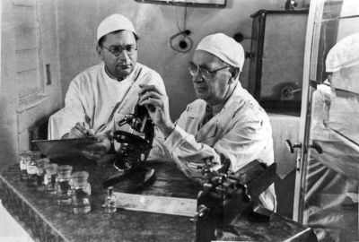 A. Dobromîslov și prof. I. Kurlov în Clinica de oftalmologie (noiembrie 1953)
