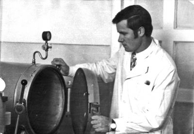 Asistentul Vladimir Nahaba efectuează un experiment științific,. Catedra de microbiologie (1972)