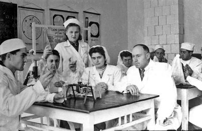 Asistentul universitar S. Lealihov cu studenți în Laboratul de farmocologie (1949)