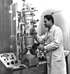 Conferențiarul A. Banaru la un microscop electronic (1970)