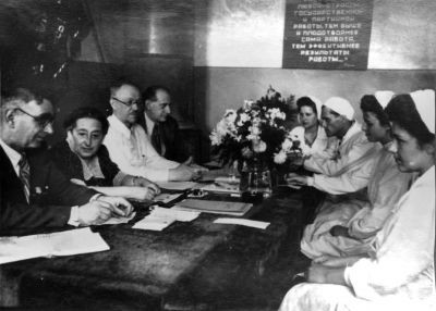 La examenele de stat. În comisie, din stânga - prof. I. Kurlov, L. Rozenier, N. Kornetov, A. Furman (mai 1948)