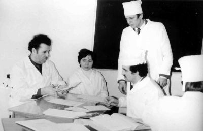 Profesorul Nicolae Testemițanu examinează studenții (1970)