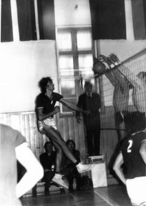Studenții la un meci de volei (începutul anilor ’80)