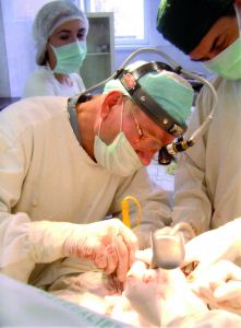 Chirurgul Gheorghe Ghidirim_la operație