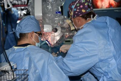 medici oreliști și neurochirurgi